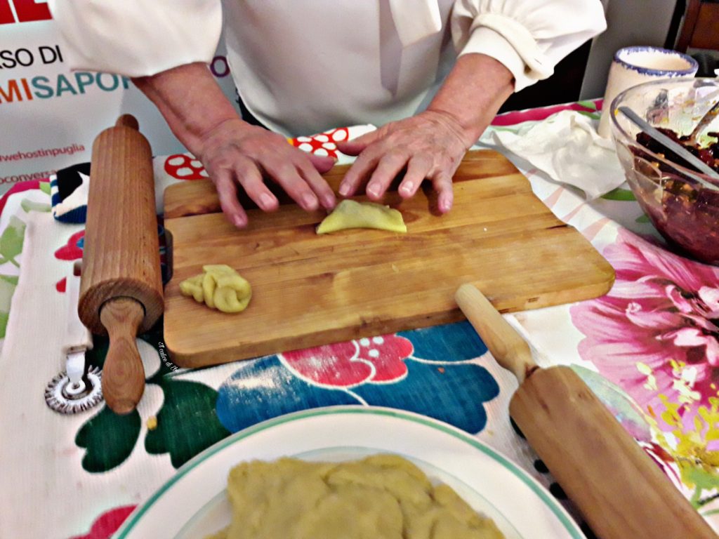 Preparazione delle pastatelle di Conversano (Ba)