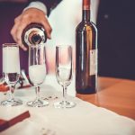 Sommelier servizio spumante