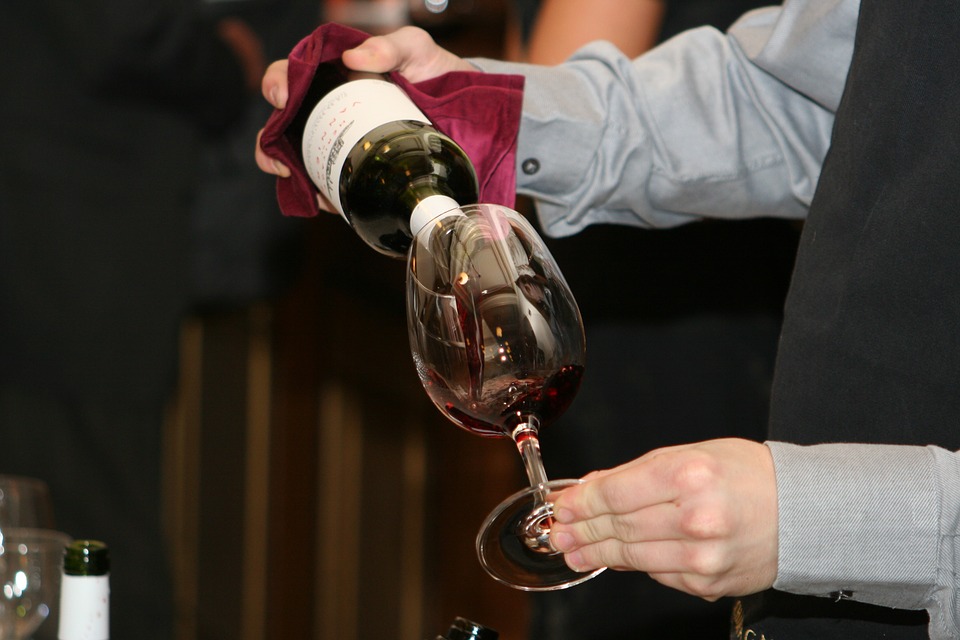 Sommelier servizio del vino