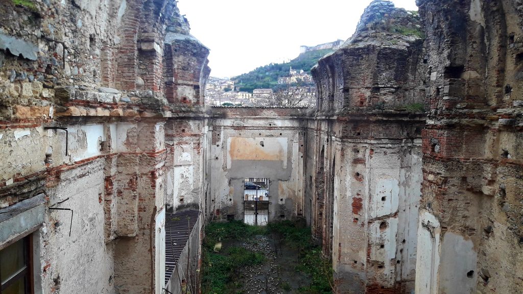 Ruderi chiesa Santa Teresa d'Avila a Cosenza su colle Triglio