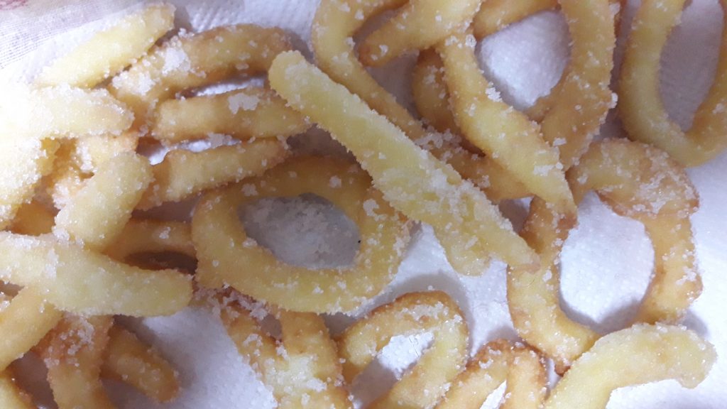 Squaratielli o 'fritti a vento' con lo zucchero