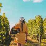 Donna in vigna woman in vineyard