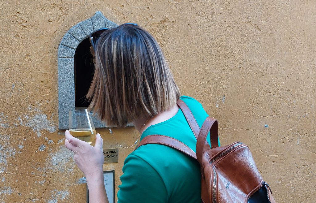 Aperitivo presso una buchetta del vino